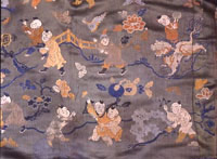 Robe pour la danse cham - détail Lampas et satin, soie et fil d’or Assemblage du début du XIXe siècle, tissu principal de la fin de la dynastie Ming (probablement début du XVIIe siècle). Chine, Tibet. 

		(Photo : Musée national des Arts asiatiques-Guimet - RMN)