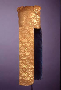 Coiffe de moine Lampas, soie et lamelles de papier doré (kinran) XIXe siècle Japon. 

		(Photo : Musée national des Arts asiatiques-Guimet - RMN)