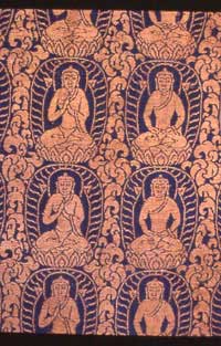 Fragment de tissu bouddhique -détail Lampas, soie et fil d’or XIIe-XIIIe s. Chine,Tibet. 

		(Photo : Musée national des Arts asiatiques-Guimet - RMN)