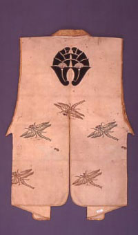 Jimbaori Coton brodé et lampas, soie et lamelles de papier doré (kinran) XIXe siècle Japon 

		(Photo : Musée national des Arts asiatiques-Guimet - RMN)