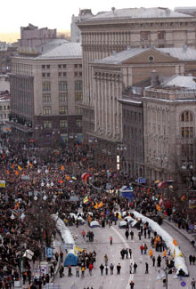Des dizaines de milliers de personnes ont investi lundi la place de l’indépendance à Kiev pour dénoncer des fraudes lors du second tour de la présidentielle. Une&nbsp;manifestation organisée à l'appel de Victor Iouchtchenko, le candidat de l'opposition. 

		(Photo : AFP)