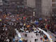 Des dizaines de milliers de personnes ont investi lundi la place de l’indépendance à Kiev pour dénoncer des fraudes lors du second tour de la présidentielle. Une&nbsp;manifestation organisée à l'appel de Victor Iouchtchenko, le candidat de l'opposition. 

		(Photo : AFP)