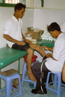 Une prothèse pour retrouver un travail, une dignité. Le centre de réhabilitation du CICR à Battambang (Ouest de Cambodge) offre gratuitement aux victimes de mines ou d’explosifs des prothèses sur mesure, qui doivent être changées&nbsp;tous les trois ans pour cause d’usure. 

		(Photo : Véronique Gaymard/RFI)