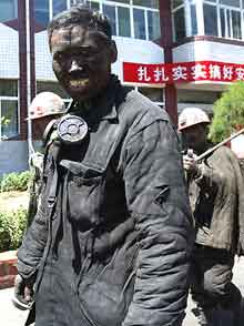 Mineur de charbon chinois. C’est dans l’industrie minière qu’on recense le nombre le plus élevé d’accidents mortels. 

		(Photo: AFP)
