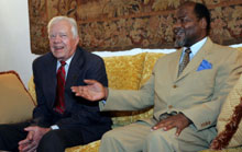 L’ancien président américain Jimmy Carter, décrit le Mozambique comme un <EM>«modèle de démocratie en Afrique»</EM> alors qu'une montée de la corruption a entaché les dernières années du règne Chissano. 

		(Photo : AFP)