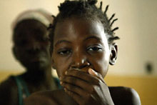Jeune Mozambicaine atteinte de la malaria. 

		(Photo : AFP)