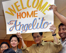 Dans la banlieue de Las Pinas, sa ville d'origine aux Philippines, la famille de Angelito Nayan se réjouit de la libération du diplomate. 

		(Photo : AFP)