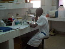 Parmi ses programmes phares, des recherches ont permis de mettre au point un nouveau test de dépistage du sida, rapide et à moindre coût, que l'hôpital de Ouagadougou utilise désormais. 

		(Photo : Valérie Gas/RFI)