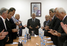 Réunion de la direction palestienne sous le portrait du Raïs. 

		(Photo : AFP)