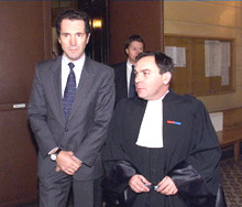 Christian Prouteau (à gauche) et son avocat Francis Szpiner (à droite) au tribunal correctionnel de Versailles. 

		(Photo : AFP)