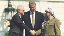 Poignée de mains Arafat-Rabin, le 13 septembre 1993 à Washington sur la pelouse de la Maison-Blanche. 

		(Photo: Maison-Blanche)