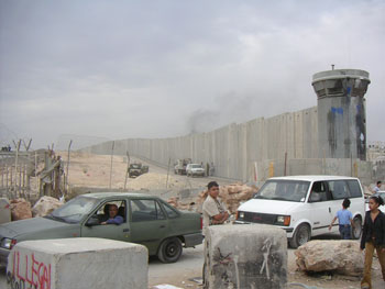 L'un des points de passages pour aller de Ramallah vers Jerusalem est resté ouvert en dépit du "bouclage" annoncé par les autorités israélienne, mais on est loin de l'affluence habituelle à cet endroit. 

		(Photo: Manu Pochez/RFI)