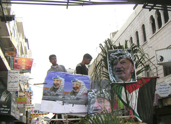 Un convoi se forme dans les rues de Ramallah. Les portraits du "rais" sont brandis et les haut-parleurs diffusent des sourates du Coran. 

		(Photo: Manu Pochez/RFI)
