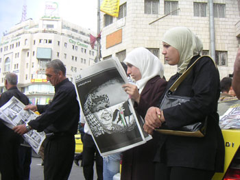Dans les rues on s'arrache les éditions spéciales de journaux (bouclées en un temps record) qui annoncent la mort de Yasser Arafat. 

		(Photo: Manu Pochez/RFI)