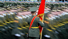 L'armée russe défile le 9 mai 2004 pour célébrer le Jour de la victoire. 

		(Photo : AFP)