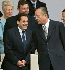  Face à l’omniprésence de l’ancien ministre de l’Intérieur, Jacques Chirac est maintenant plus présent sur la scène française.  

		(Photo : AFP)