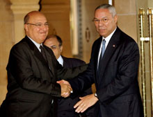 Le ministre palestinien des Affaires étrangères Nabil Shaath et son homologue américain Colin Powell. Avant de quitter son poste de secrétaire d'Etat, Colin Powell a tenu à rencontrer&nbsp;les responsables israéliens et palestiniens. 

		(Photo : AFP)