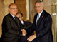 Le ministre palestinien des Affaires étrangères Nabil Shaath et son homologue américain Colin Powell. Avant de quitter son poste de secrétaire d'Etat, Colin Powell a tenu à rencontrer&nbsp;les responsables israéliens et palestiniens. 

		(Photo : AFP)
