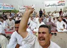 Des rassemblements ont été organisés, vendredi 15 octobre, à l'issue de la prière du vendredi, pour protester contre l'offensive américaine en pays sunnite. 

		(Photo : AFP)