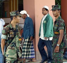 La situation reste tendue dans le sud de la Thaïlande après la mort de 87 musulmans la semaine dernière. 

		(Photo : AFP)