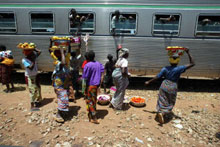 Les Burkinabé sont inquiets. Depuis jeudi dernier, plus un train ne circule entre Ouagadougou et Abidjan. 

		(Photo : AFP)