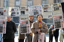 Les habitants de Lviv lisent la presse pour choisir dimanche leur président. 

		(Photo : AFP)