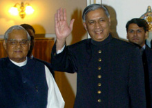 Le Premier ministre pakistanais, Shaukat Aziz (à droite), effectue sa première visite en Inde depuis sa nomination l’été dernier. 

		(Photo : AFP)