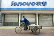 Avec le rachat de la division PC d'IBM, le fabricant chinois Lenovo devient désormais le troisième groupe mondial dans les ordinateurs de bureau et portables, derrière les Américains Dell et Hewlett-Packard. 

		(Photo: AFP)