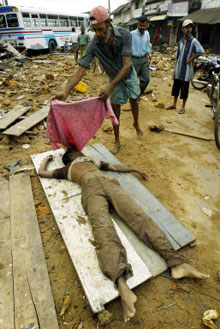 C'est au Sri Lanka que les raz-de-marée ont fait le plus de victimes. 

		( Photos : AFP )