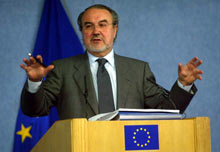 Pedro Solbes Mira,ancien  membre de la Commission européenne, chargé des affaires économiques et monétaires, avait lancé les procédures de sanction contre la France et l'Allemagne. 

		(Photo : Commission européenne)