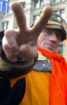 Suite à la contestation de&nbsp;Viktor Ianoukovitch, la presse n'envisage pas un soulèvement populaire en sa faveur comparable aux manifestations «oranges». 

		(Photo : AFP)