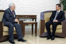 Dès son arrivée à Damas, le nouveau chef de l'OLP Mahmoud Abbas (G) a été reçu par le président syrien Bachar al Assad (D). 

		(Photo : AFP)