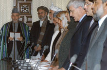 Karzaï et son nouveau gouvernement. 

		(Photo : AFP)