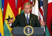 George Bush, le 13 juillet dernier, lors de la signature de la loi de l'AGOA. 

		(Photo : AFP)