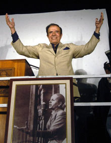 Carlos Menem salue ses partisans à son arrivée mercredi dans la province de la Rioja, après une absence de treize mois. 

		(Photo : AFP)