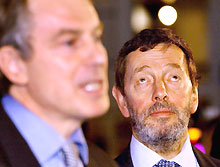 Tony Blair et David Blunkett. La démission du ministre de l'Intérieur britannique fragilise le gouvernement travailliste. 

		(Photo: AFP)