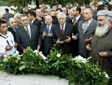 Dès leur arrivée à Beyrouth, le chef de l'OLP&nbsp;Mahmoud Abbas (3e D) et le&nbsp;Premier ministre palestinien Ahmed Qoreï (C) se sont rendus au cimetière du camp de réfugiés de Chatila en compagnie du ministre libanais des Affaires étrangères Mahmoud Hammoud (2e G). 

		(Photo : AFP)