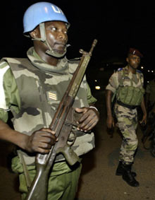 Des patrouilles conjointes des forces armées ivoiriennes et de l'ONU ont été formées pour la sécurisation d'Abidjan. Le contingent international a été le témoin impuissant des exactions dénoncées par le rapport de la commission d'enquète. 

		(Photo : AFP)