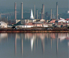 L'étang de Berre (Bouches-du-Rhône), l'un des sites industriels français qui rejette le plus de gaz à effet de serre. 

		(Photo : AFP)
