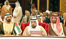 Le sheik émirati, Khalifa bin Zayed al-Nahayan, lors de la clôture du sommet de Manama. 

		(Photo : AFP)