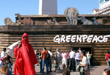 Les ONG, et parmi elles Greenpeace, toujours présentes pour demander aux délégués de prendre des mesures contre le réchauffement de la planète. 

		(Photo : AFP)