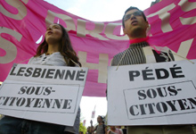 Manifestation contre l'homophobie, en avril dernier, en soutien à Sébastien Nouchet,&nbsp;homosexuel brûlé vif par des inconnus quelques mois plus tôt. 

		(Photo : AFP)