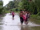 De nombreuses routes indonésiennes sont inondées, recouvertes de boue ou entravées par des troncs d’arbres.(Photo : AFP)