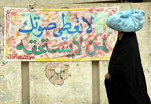«<EM>Ne donnez pas votre vote à quelqu'un qui ne le mérite pas</EM>», peut-on lire sur une banderole de Sadr City la banlieue chiite de Bagdad. 

		(Photo : AFP)