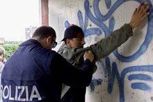 Il aura fallu attendre la cent-vingtième victime de la guerre des gangs pour que le gouvernement décide que <EM>Naples est une priorité</EM>. 

		(Photo : AFP)