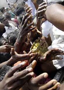 Distribution d'aide dans le camp de Nagapattinam (sud de Madras). L'Inde refuse l'assistance occidentale. 

		(Photo: AFP)