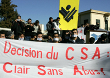 Manifestation des étudiants libanais contre la décision du CSA devant l'ambassade de France à Beyrouth, le 16 décembre 2004. 

		(Photo : AFP)