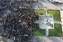 Le square des Martyrs, à Beyrouth, le 30 novembre 2004. La manifestation pour le maintien syrien au Liban a réuni des dizaines de milliers de Libanais. 

		(Photo: AFP)