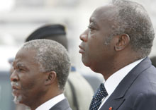 Le président sud-africain Thabo Mbeki et son homologue ivoirien, Laurent Gbagbo, le 3 décembre, au palais présidentiel d'Abidjan.(Photo: AFP)