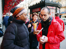 Le secrétaire général de RSF, Robert Ménard distribue des cartes postales lors d'une manifestation de soutien aux otages français Christian Chesnot et Georges Malbrunot. 

		(Photo : AFP)